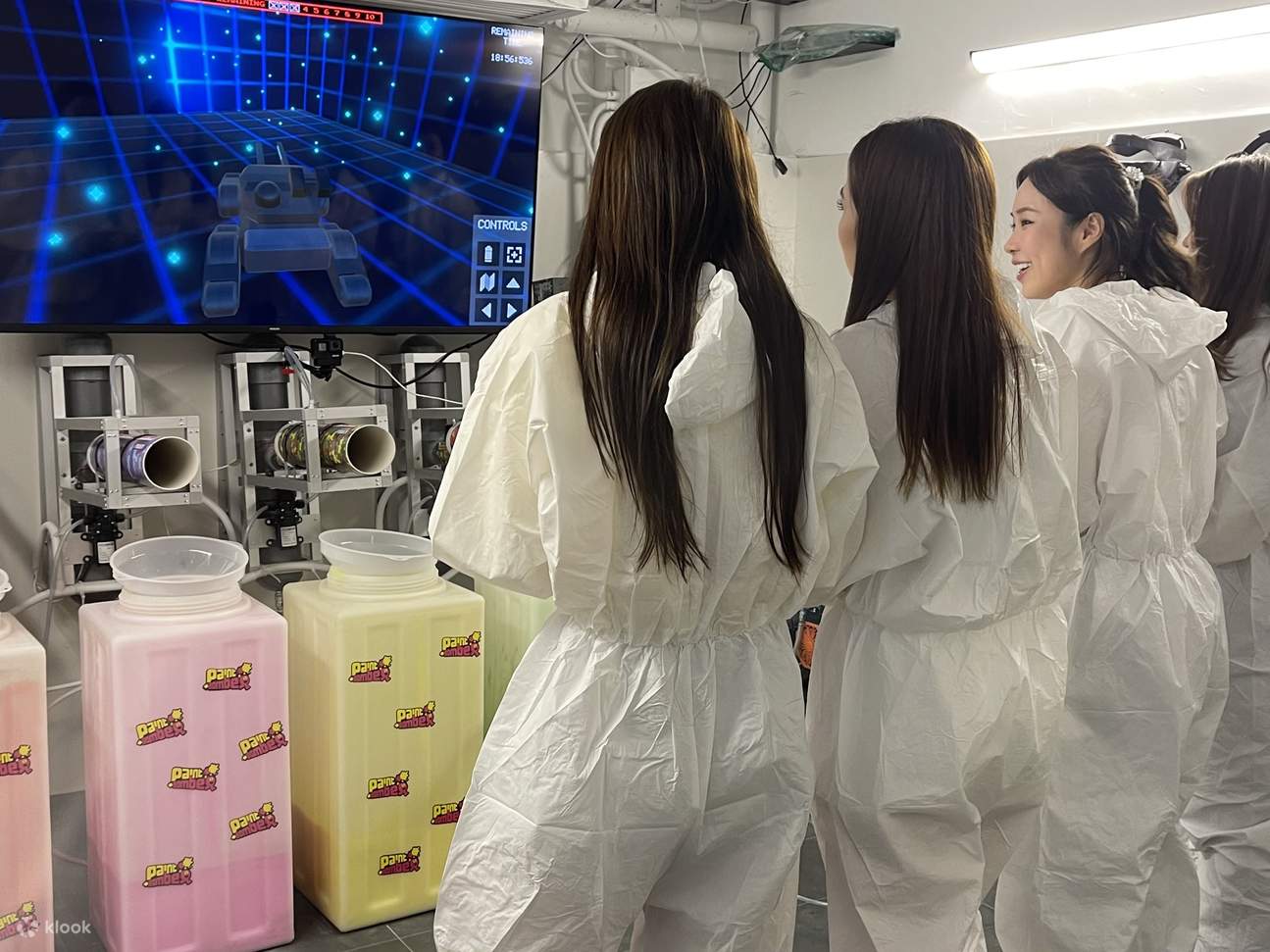 每个游戏均需要各个玩家施展浑身解数，团队必须共同合作，运用思考和体力去完成所有任务。每个玩家需在不同游戏赚取时间分数，在最后回合将所有的炸弹击落。如果你成功拆除炸弹，就能活下去